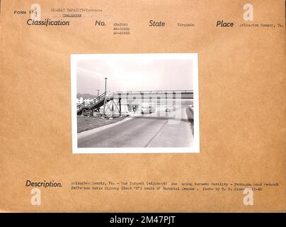 Arlington County, Virginia - Busabfahrt. Originaltitel: Arlington County, VA, - Busabfahrt (angrenzend) Bus mit Abzweigung Agilität - Pentagon Road Network. Jefferson Davis Highway (Road 'H') südlich der Memorial Avenue. Foto: T. W. Kines 9-13-45. Bundesstaat Virginia. Ort: Arlington County. Stockfoto