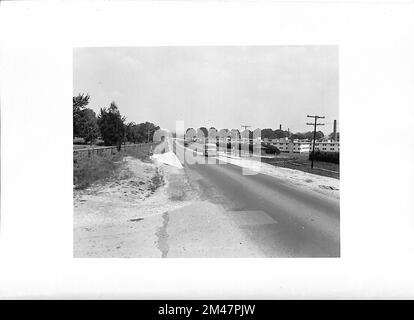Arlington County, Virginia - Busabfahrt. Originaltitel: Arlinton County, Virginia - Bushaltestelle (angrenzend) Bushaltestelle neben dem 2-spurigen Highway direkt gegenüber - Arlington Ridge Road über den Südeingang zu den Arlington Farms Residence Halls. Foto: T. W. Kines 8-17-1945. Bundesstaat Virginia. Ort: Arlington County. Stockfoto