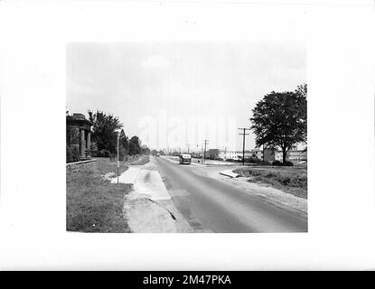 Arlington County, Virginia - Busabfahrt. Originaltitel: Arlinton County, Virginia - Busabfahrt (angrenzend) an diagonal gegenüberliegenden Ecken neben den 2-spurigen Highways - Arlington Ridge Road am Haupteingang zu den Arlington Farms Residence Halls. Foto: T. W. Kines 8-17-1945. Bundesstaat Virginia. Ort: Arlington County. Stockfoto