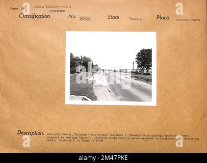 Arlington County, Virginia - Busabfahrt. Originaltitel: Arlinton County, Virginia - Busabfahrt (angrenzend) an diagonal gegenüberliegenden Ecken neben den 2-spurigen Highways - Arlington Ridge Road am Haupteingang zu den Arlington Farms Residence Halls. Foto: T. W. Kines 8-17-1945. Bundesstaat Virginia. Ort: Arlington County. Stockfoto