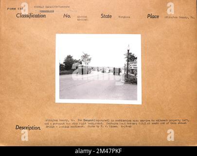 Arlington County, Virginia - Busabfahrt. Originaltitel: Arlington County, Virginia Busabfahrt (getrennt) in Kombination mit Service zu angrenzenden Anwesen links und einer Straßenbus-Haltestelle rechts im Hintergrund. Pentagon Road Network U. S. 1 am südlichen Ende der 14. Street Bridge - südöstlich. Foto: T. W. Kines. 8-17-45. Bundesstaat Virginia. Ort: Arlington County. Stockfoto