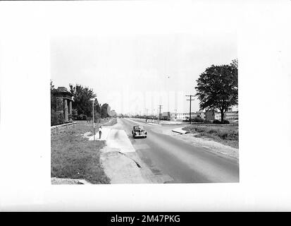 Arlington County, Virginia - Busabfahrt. Originaltitel: Arlinton County, Virginia - Busabfahrt (angrenzend) in diagonal gegenüberliegenden Ecken neben den 2-spurigen Highways - Arlington Ridge Road am Haupteingang zu den Arlington Farms Residence Halls. Foto: T. W. Kines 8-17-1945. Bundesstaat Virginia. Ort: Arlington County. Stockfoto