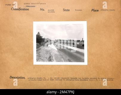 Arlington County, Virginia - Busabfahrt. Originaltitel: Arlinton County, Virginia - Bushaltestelle (angrenzend) gegenüber der Bushaltestelle neben dem 2-spurigen Highway - Arlington Ridge Road am südlichen Eingang zu den Arlington Farms Residence Halls. Foto: T. W. Kines 8-17-1945. Bundesstaat Virginia. Ort: Arlington County. Stockfoto
