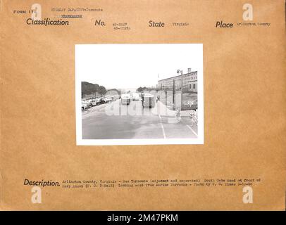 Arlington County, Virginia - Busabfahrt. Originalunterschrift: Arlinton County, Virginia - Busabfahrten (angrenzend und getrennt) South Gate Road vor dem Navy Annex (F.O.B.B.2) mit Blick nach Osten von den Marine Barracks. Foto: T. W. Kines 9-13-45. Bundesstaat Virginia. Ort: Arlington County. Stockfoto