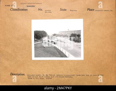 Arlington County, Virginia - Busabfahrt. Originalunterschrift: Arlinton County, Virginia - Busabfahrten (angrenzend und getrennt) South Gate Road vor dem Navy Annex (F.O.B.B.2) mit Blick nach Osten von den Marine Barracks. Foto: T. W. Kines 9-13-45. Bundesstaat Virginia. Ort: Arlington County. Stockfoto