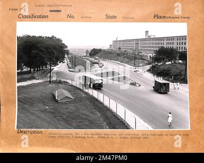 Arlington County, Virginia - Busabfahrt. Originaltitel: Arlington County, Virginia - Busabfahrten (angrenzend und getrennt) South Gate Road vor dem Navy Annex (FOB) Nr. 2 nach Osten. Foto: T. W. Kines, Oktober 1945. Bundesstaat Virginia. Ort: Arlington County. Stockfoto
