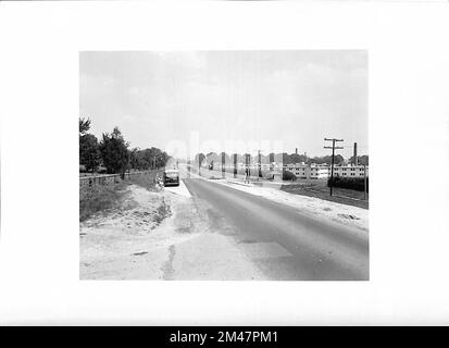 Arlington County, Virginia - Busabfahrt. Originaltitel: Arlinton County, Virginia - Bushaltestelle (angrenzend) gegenüber der Bushaltestelle neben dem 2-spurigen Highway - Arlington Ridge Road am südlichen Eingang zu den Arlington Farms Residence Halls. Foto: T. W. Kines 8-17-1945. Bundesstaat Virginia. Ort: Arlington County. Stockfoto