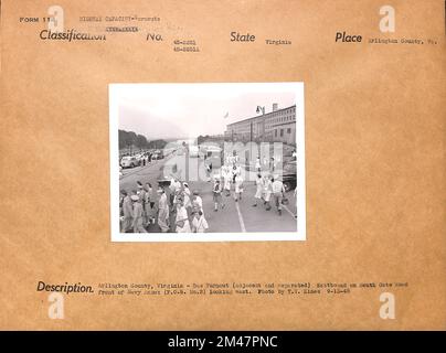 Arlington County, Virginia - Busabfahrt. Originaltitel: Arlington County, Virginia Busabfahrt (angrenzend und getrennt) Richtung Osten in South Gate Road vor dem Navy Annex (F.O.B. Nr. 2) nach Osten. Foto: T. W. Kines 9-13-45. Bundesstaat Virginia. Ort: Arlington County. Stockfoto