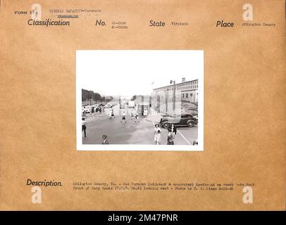 Arlington County, Virginia - Busabfahrt. Originalüberschrift: Arlinton County, Virginia - Busabfahrten (angrenzend und getrennt) Richtung Osten auf der South Gate Road vor dem Navy Annex (F.O.B.b.No. 2) nach Osten - Foto: T. W. Kines 9-13-45. Bundesstaat Virginia. Ort: Arlington County. Stockfoto