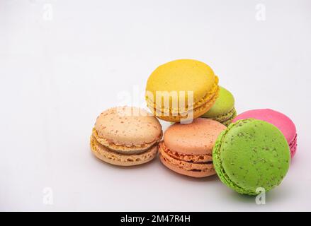 Nahaufnahme von isolierten Makronen auf weißem Hintergrund. Stockfoto