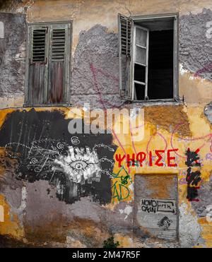 Graffiti auf dem alten Haus Stockfoto