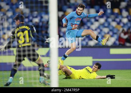 Neapel, Italien. 17.. Dezember 2022. Khvicha Kvaratskhelia von SSC Napoli und Aissa Mandi von Villarreal CF treten während des Freundschaftsspiels zwischen SSC Napoli und Villarreal CF im Stadion Diego Armando Maradona in Neapel (Italien) am 17.. Dezember 2022 um den Ball an. Foto: Cesare Purini/Insidefoto Credit: Insidefoto di andrea staccioli/Alamy Live News Stockfoto