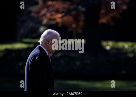 Washington, Usa. 19.. Dezember 2022. US-Präsident Joe Biden geht am 19. Dezember 2022 von Marine One zum Oval Office, während er zum Weißen Haus in Washington DC zurückkehrt. Der Präsident und die First Lady verbrachten das Wochenende in Wilmington, Delaware. Kredit: SIPA USA/Alamy Live News Stockfoto