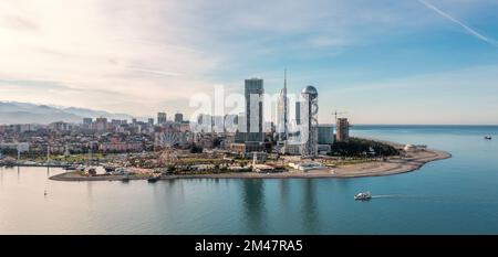 Batumi, Adjara, Georgia. Panoramablick von der Drohne mit modernen Gebäuden an der Strandpromenade. Wunderschöner Ferienort am Schwarzen Meer. Stockfoto