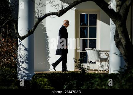 Washington, Usa. 19.. Dezember 2022. US-Präsident Joe Biden geht am 19. Dezember 2022 von Marine One zum Oval Office, während er zum Weißen Haus in Washington DC zurückkehrt. Der Präsident und die First Lady verbrachten das Wochenende in Wilmington, Delaware. Kredit: SIPA USA/Alamy Live News Stockfoto