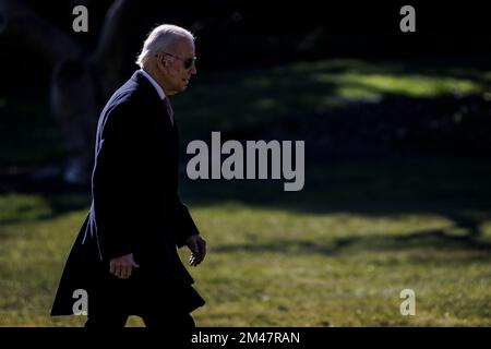 Washington, Usa. 19.. Dezember 2022. US-Präsident Joe Biden geht am 19. Dezember 2022 von Marine One zum Oval Office, während er zum Weißen Haus in Washington DC zurückkehrt. Der Präsident und die First Lady verbrachten das Wochenende in Wilmington, Delaware. Kredit: SIPA USA/Alamy Live News Stockfoto