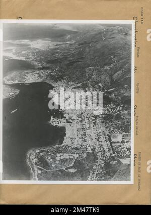 Blick aus dem Flugzeug auf Charlotte Amalie. Originalunterschrift: Flugzeugblick auf Charlotte Amalie, St. Thomas, Jungferninseln, Blick nach Westen in Richtung Bourne Field, zwei Meilen (3,2 km) von der Stadt entfernt. Im Vordergrund kann man die gewundene Zufahrtsstraße zum historischen Bluebeard's Castle Hotel sehen. Offizielles Foto vom Navy Department. Bundesstaat: Jungferninseln. Stockfoto