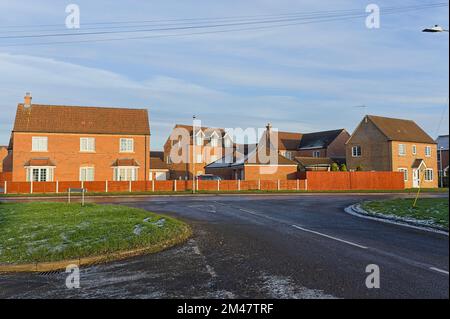 Modernes britisches Wohnhaus in den Vororten der Stadt im Winter Stockfoto