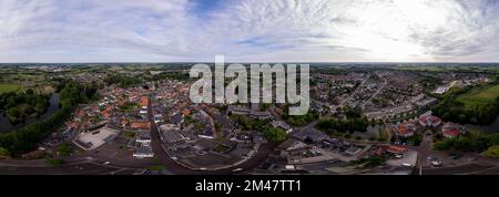 Bereit für VR 360 Grad Luftaufnahme holländisches Stadtbild Panorama. Rundum-Ansicht der Stadt Groenlo in Achterhoek Region der Niederlande. Stockfoto