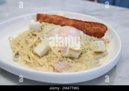 Pasta oder Pasta Carbonara, Spaghetti oder Spaghetti Carbonara mit Speck und weichgekochtem Ei Stockfoto