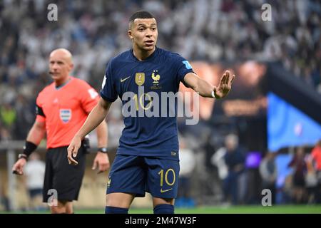 Lusail, Katar, 18/12/2022, Kylian MBAPPE (FRA) Geste, gibt Anweisungen, Aktion, Einzelbild, zugeschnittenes Einzelmotiv, Halbe Länge, halbe Länge. Game 64, FINALE Argentinien - Frankreich 4-2 ne (3-3) am 18.. Dezember 2022, Lusail Stadium Fußball-Weltmeisterschaft 20122 in Katar ab November 20.. - 18.12.2022? Stockfoto