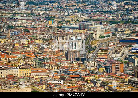 Dicht besiedelte Wohnungsstraße von Neapel in Italien. Stockfoto