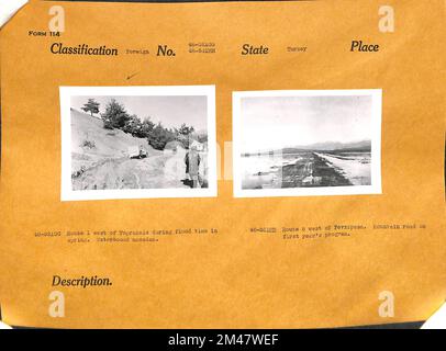 Überflutete Route 1 westlich von Toprakale; Route 6 westlich von Fevzipasa. Originaltitel: 48-521GG: Route 1 westlich von Toprakale während der Hochwasserzeit im Frühling. An Wasser gebundenes Macadam. Originalüberschrift: 48-521HH: Route 6 westlich von Fevzipasa. Mountain Road im ersten Jahr des Programms. Staat: Türkei. Stockfoto