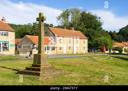 Hutton le Hole North Yorkshire Memorial kreuzt auf dem grünen Dorf Hutton le Hole Yorkshire England GB Europa Stockfoto