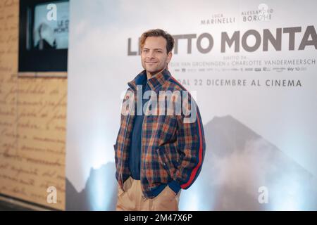 Rom, Italien. 19.. Dezember 2022. Rom, ITALIEN - 19. DEZEMBER: Alessandro Borghi nimmt am 19. Dezember 2022 im Cinema Moderno an der Fotokonferenz Le Otto Montagne Teil (Foto: Luca Carlino/NurPhoto). Gutschrift: NurPhoto/Alamy Live News Stockfoto