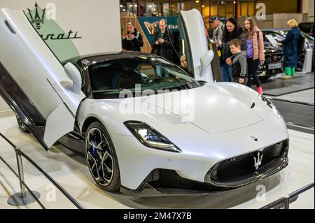 Riga, Lettland, 29. April 2022: Präsentation des weißen italienischen Supersportwagens Maserati MC20 auf der AUTO 2022 Stockfoto