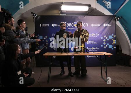 Kiew, Ukraine. 17.. Dezember 2022. KIEW, UKRAINE - 17. DEZEMBER 2022 - Mitglieder des TVORCHI-Bandes sprechen auf der Pressekonferenz der Gewinner der nationalen Auswahl für den Internationalen Songwettbewerb Eurovision 2023, Kiew, Hauptstadt der Ukraine. RUSSLAND IST NUTZLOS. WEISSRUSSLAND NÜTZT NICHTS. Kredit: NurPhoto/Alamy Live News Stockfoto