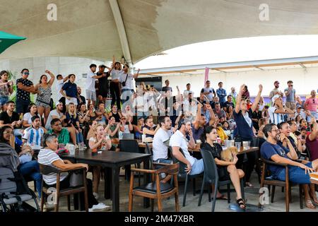 Fußballfans versammelten sich vor einem Café in Merida Mexico, um das FIFA-Fußball-Endspiel zwischen Frankreich und Argentinien am 18. Dezember 2022 zu sehen Stockfoto