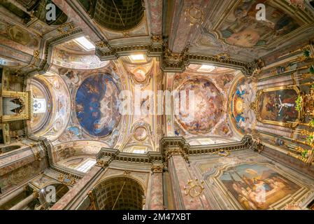 Carrù, Piemont, Italien - 17. Mai 2022: Innenansicht der Pfarrkirche Maria Vergine Assunta (Jungfrau Maria der Himmelfahrt) mit Fresken Stockfoto