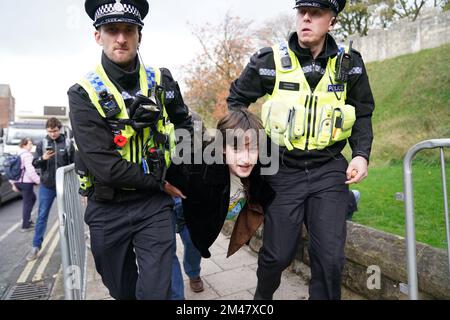 Aktenfoto vom 09.11/22, von der Polizei, die den Demonstranten Patrick Thelwell festnahm, nachdem er offenbar Eier auf König Charles III. Und die Königsgewerkschaft warf, als sie zu einer Zeremonie in der Micklegate Bar in York ankamen. Mr. Thelwell, 23, wurde wegen drohenden Verhaltens angeklagt, nachdem Eier auf den König geworfen wurden, während eines Rundgangs in York am 9. November, sagte die Staatsanwaltschaft. Ausgabedatum: Montag, 19. Dezember 2022. Stockfoto