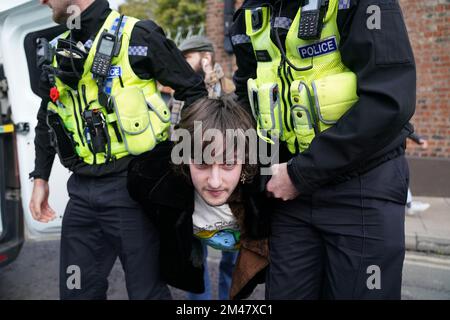 Aktenfoto vom 09.11/22, von der Polizei, die den Demonstranten Patrick Thelwell festnahm, nachdem er offenbar Eier auf König Charles III. Und die Königsgewerkschaft warf, als sie zu einer Zeremonie in der Micklegate Bar in York ankamen. Mr. Thelwell, 23, wurde wegen drohenden Verhaltens angeklagt, nachdem Eier auf den König geworfen wurden, während eines Rundgangs in York am 9. November, sagte die Staatsanwaltschaft. Ausgabedatum: Montag, 19. Dezember 2022. Stockfoto