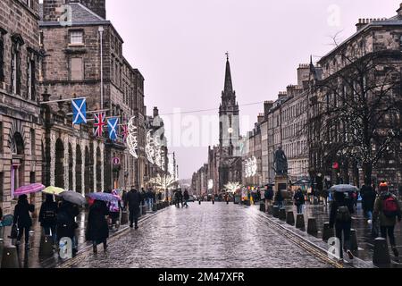 Edinburgh Scotland, Vereinigtes Königreich, 19. Dezember 2022. Die Royal Mile während Edinburghs Weihnachten. Live-Nachrichten von sst/alamy Stockfoto