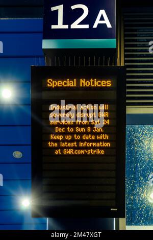 Montag, 19.. Dezember 2022. Reading Station, Reading, Berkshire, England. An der Reading Station werden spezielle Mitteilungen über Arbeitskampfmaßnahmen angezeigt, die vor schwerwiegenden Störungen der GWR-Dienste während der Weihnachtsfeiertage und Neujahrsfeiertage warnen. Kredit: Terry Mathews/Alamy Live News Stockfoto