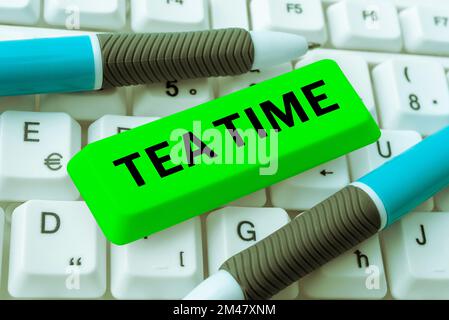 Inspiration mit dem Schild „Tea Time“. Geschäftsleute zeigen die Zeit am Nachmittag, wenn manche Leute eine kleine Mahlzeit essen Stockfoto