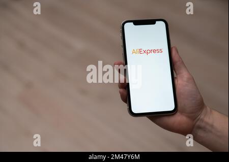 3. Dezember 2022 Almaty Kasachstan: Gesichtslose Frau mit Smartphone und ali Express Logo auf dem Bildschirm. Stockfoto