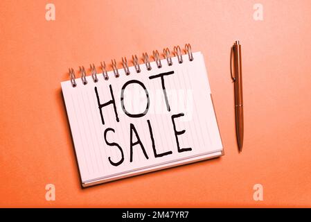 Schreiben mit Text „Hot Sale“. Ein Wort über den hohen Preisnachlass am Black Friday Stockfoto