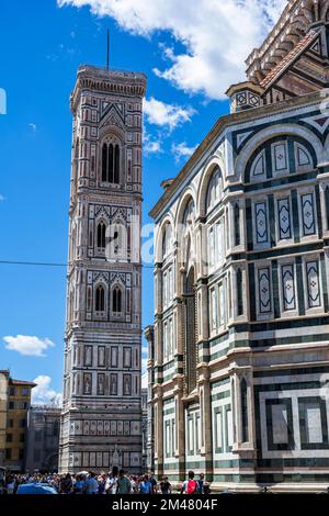 Campanile di Giotto und Battistero di San Giovanni von der Piazza di San Giovanni in Florenz, Toskana Italien Stockfoto