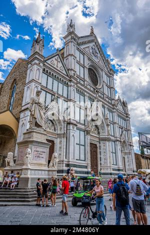 Fassade der Basilika Santa Croce di Firenze von der Piazza di Santa Croce in Florenz, Toskana, Italien Stockfoto