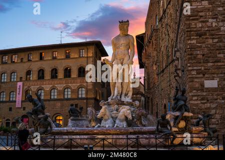 Fontana del Nettuno (Neptun-Brunnen) auf der Piazza della Signoria bei Sonnenuntergang, Florenz, Toskana, Italien Stockfoto