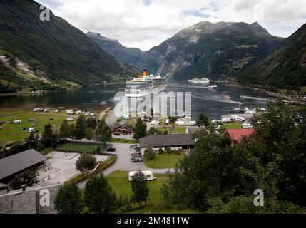 Geiranger - Norwegen - Ca. August 2010. Großes Kreuzfahrtschiff von der Costa Cruise Company vor Anker im Geiranger Fjord. Malerischer Blick auf die touristischen Aktivitäten o Stockfoto