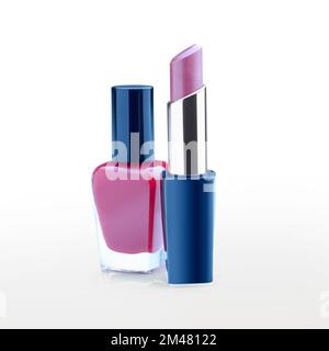 Bild einer lilafarbenen Lippenstift- und Nagellackflasche auf weißem Hintergrund mit weicher Reflexion. Beschneidungspfad Stockfoto