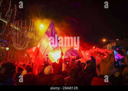 Paris, Frankreich. 19.. Dezember 2022. Fußballfans kommen zusammen, um die französische Mannschaft im Finale der Weltmeisterschaft 2022 anzufeuern. Französische Fußballfans versammeln sich auf den Champs Elysees in Paris, um ihre Nationalmannschaft zu unterstützen, die sie während des Finales der FIFA-Weltmeisterschaft Katar 2022 am 18. Dezember 2022 gegen Argentinien spielen. Argentinien wird schließlich zum Gewinner gekrönt, nachdem es 4-2 in Elfmetern gewonnen hat, obwohl die beiden Teams in der Verlängerung ein Unentschieden von 3-3 erreichen. Kredit: SOPA Images Limited/Alamy Live News Stockfoto