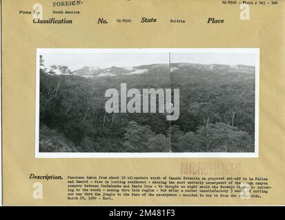 Panoramablick auf die östlichste Schichtlinie des rauen Canyon Country zwischen Cochabamba und Santa Cruz. Originaltitel: Panoramaaussicht von etwa 10 km südlich von Kanada Estancia auf der vorgeschlagenen Abzweigung nach La Paliza und Camiri - Blick nach Südwesten - zeigt den östlichsten Steilhang des rauen Canyons zwischen Cochabamba und Santa Cruz - Wir dachten, wir könnten den Bermejo Canyon durch Umwege vermeiden Nach Süden - durch diese Region - aber nach eher unbefriedigenden 3 Wochen, in denen wir uns durch den Dschungel bis zum Steilhang geschnitten hatten, entschied ich mich, es von den anderen auszuprobieren Stockfoto
