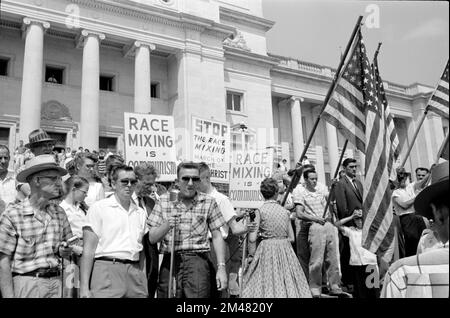 Eine Gruppe von Leuten protestiert gegen die Zulassung der "Little Rock Nine" zur Central High School, Little Rock, Arkansas. Die Little Rock Nine waren eine Gruppe von neun afroamerikanischen Studenten, die 1957 an der Little Rock Central High School eingeschrieben waren. Foto: John T. Bledsoe. Stockfoto