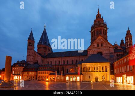 Die Mainzer Kathedrale bei Nacht Stockfoto