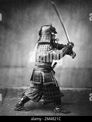 Samurai. Foto eines gepanzerten japanischen Samurai mit Schwert und Dolch, c. 1860 Stockfoto